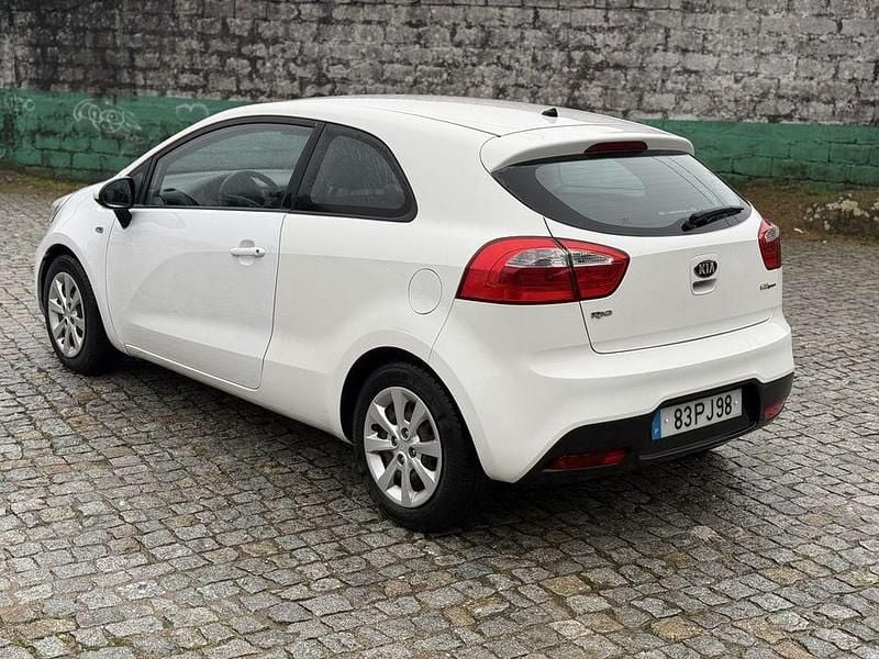Usado Kia Rio 75 HP (55 kW) 2015