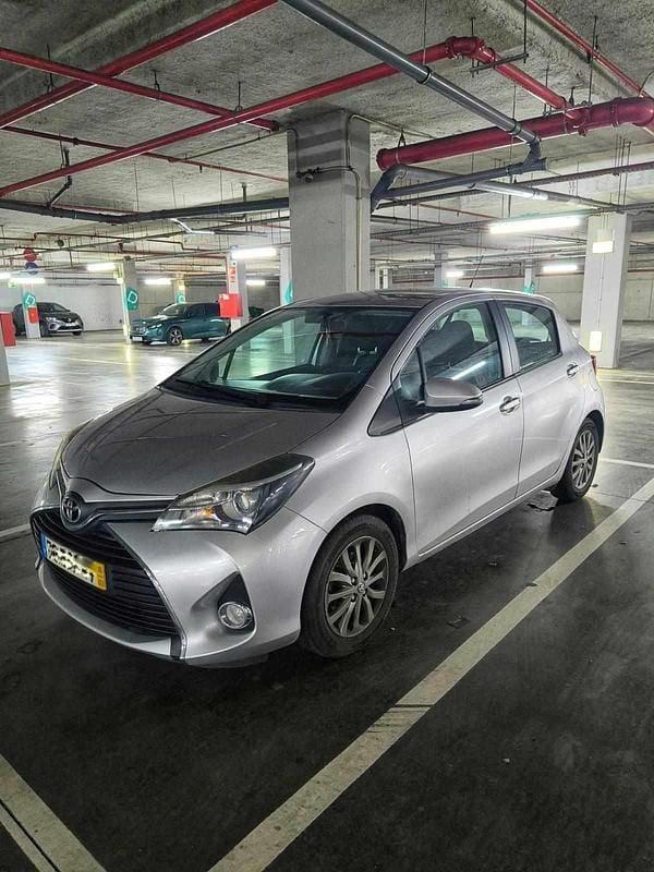 Cinzento Usado 2016 Toyota Yaris Citadino | € 11.000 (Preço justo) - Imagem 1/4
