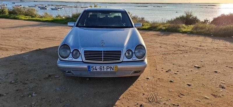 Cinzento Usado 1998 Mercedes E300 Sedan | € 6.950 - Imagem 1/4