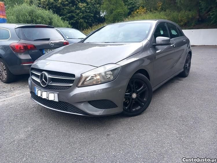 Cinza Usado 2015 Mercedes A180 Urban Citadino | € 14.500 (Preço justo) - Imagem 1/1