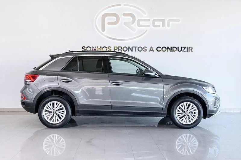 Usado VW T-Roc Life 110 HP (80 kW) 2024 Cinzento metalizado SUV