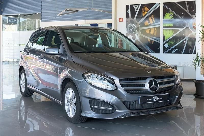 Cinzento Usado 2017 Mercedes B180 Style Monovolume | € 18.900 (Preço justo) - Imagem 1/4