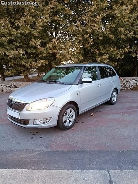 Cinza Usado 2012 Skoda Fabia Citadino | € 7.500 - Imagem 1/1