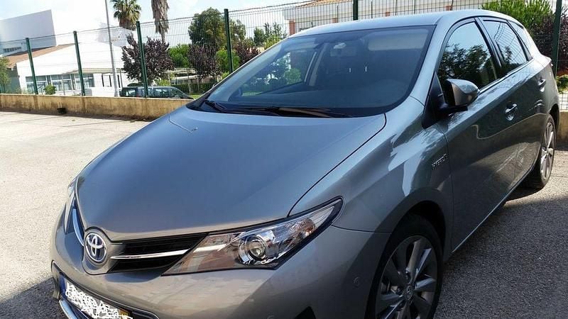 Usado 2014 Toyota Auris Hybrid Sedan | € 14.900 - Imagem 1/4