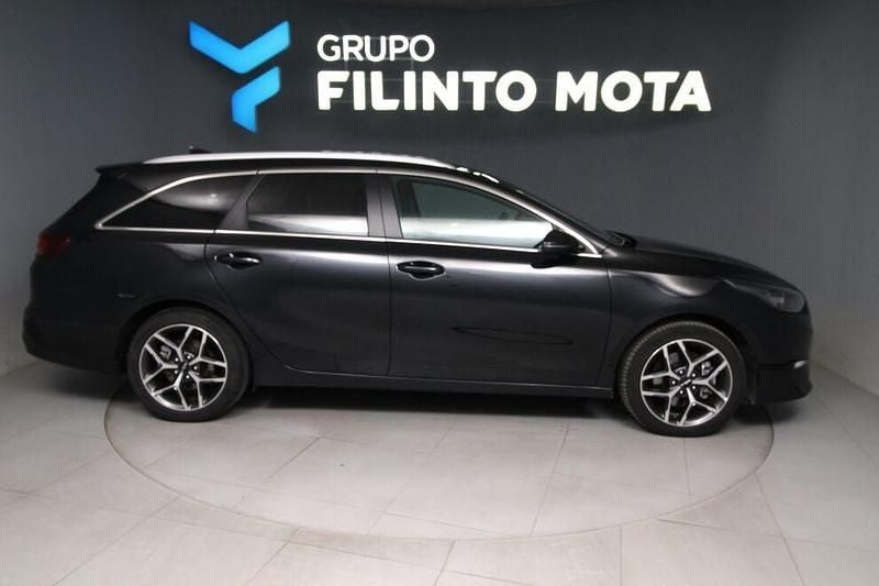Preto Usado 2024 Kia Ceed Sport Citadino | € 21.290 (Preço justo) - Imagem 1/4
