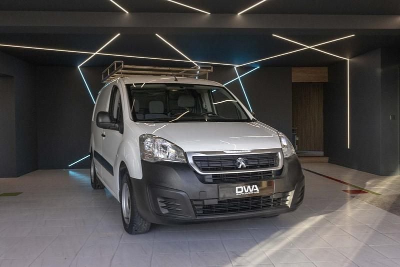 Branco Usado 2016 Peugeot Partner Monovolume | € 11.500 (Preço justo) - Imagem 1/4