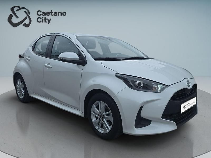 Branco (pintura metalizada especial) Usado 2023 Toyota Yaris Comfort | € 18.000 (Preço justo) - Imagem 1/4
