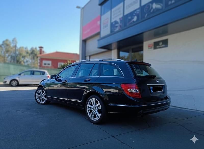 Usado Mercedes C200 136 HP (100 kW) 2012 Preto Carrinha