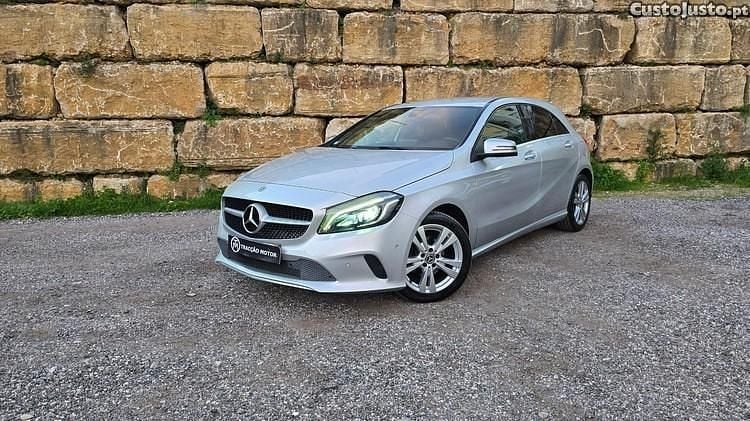 Usado Mercedes A180 Urban 109 HP (80 kW) 2018 Cinza Citadino