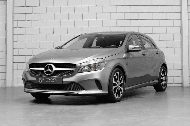 Cinza Usado 2017 Mercedes A180 Style | € 16.950 (Preço justo) - Imagem 1/4