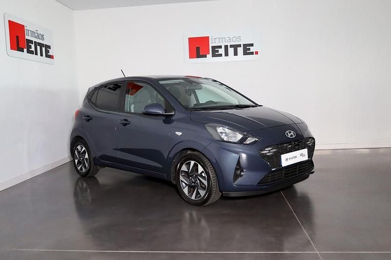 Cinza Usado 2024 Hyundai i10 Comfort Citadino | € 16.900 (Preço justo) - Imagem 1/4