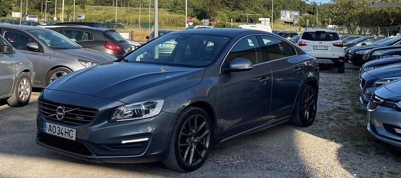 Cinzento Usado 2016 Volvo S60 Momentum Sedan | € 14.990 - Imagem 1/4