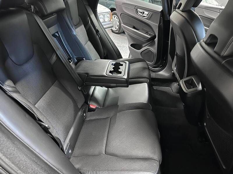 Usado Volvo XC60 Momentum 190 HP (139 kW) 2020 Preto SUV