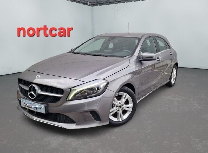 Cinza Usado 2017 Mercedes A180 Style | € 18.800 (Preço justo) - Imagem 1/4