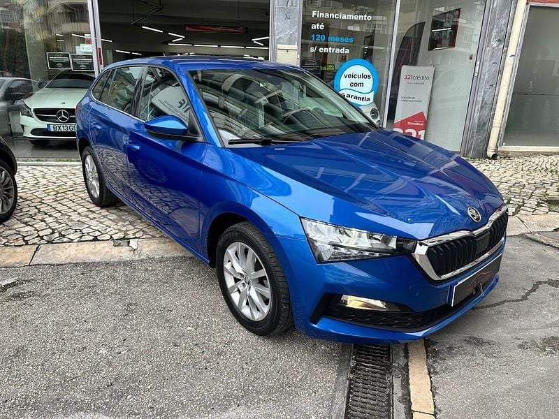 Azul Usado 2020 Skoda Scala Ambition Citadino | € 13.990 (Preço justo) - Imagem 1/4
