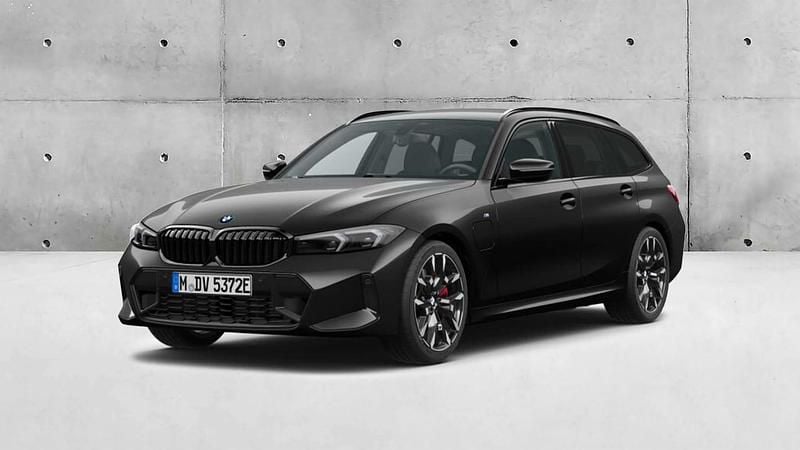 Usado BMW 330e 292 HP (214 kW) 2025 Preto sapphire metalizada Carrinha