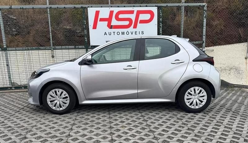Usado Toyota Yaris Hybrid Comfort 115 HP (84 kW) 2022 Cinza prata