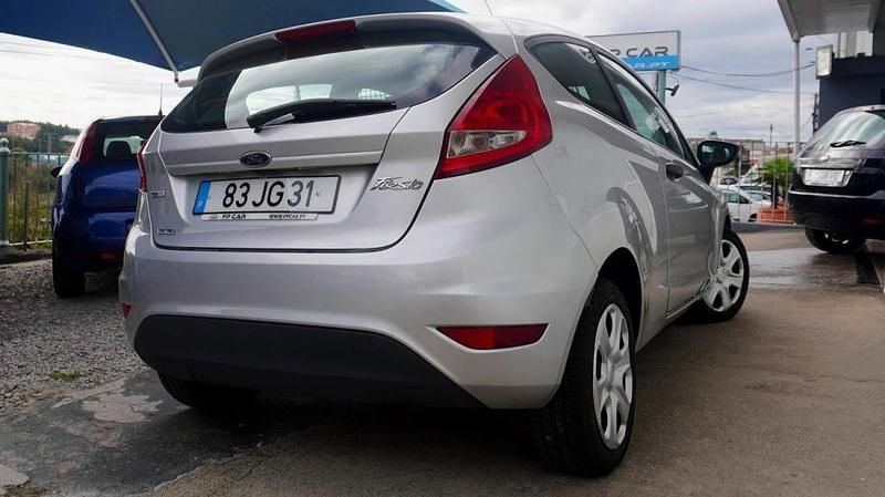 Usado Ford Fiesta 68 HP (50 kW) 2010 Cinzento Citadino