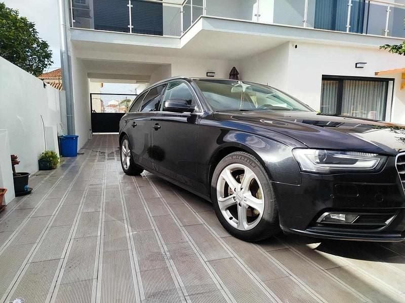 Usado Audi A4 136 HP (100 kW) 2012 Preto Carrinha