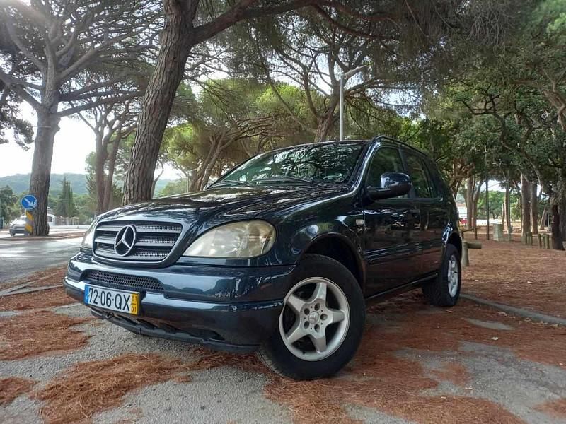 Azul Usado 2001 Mercedes ML270 SUV | € 12.750 - Imagem 1/4