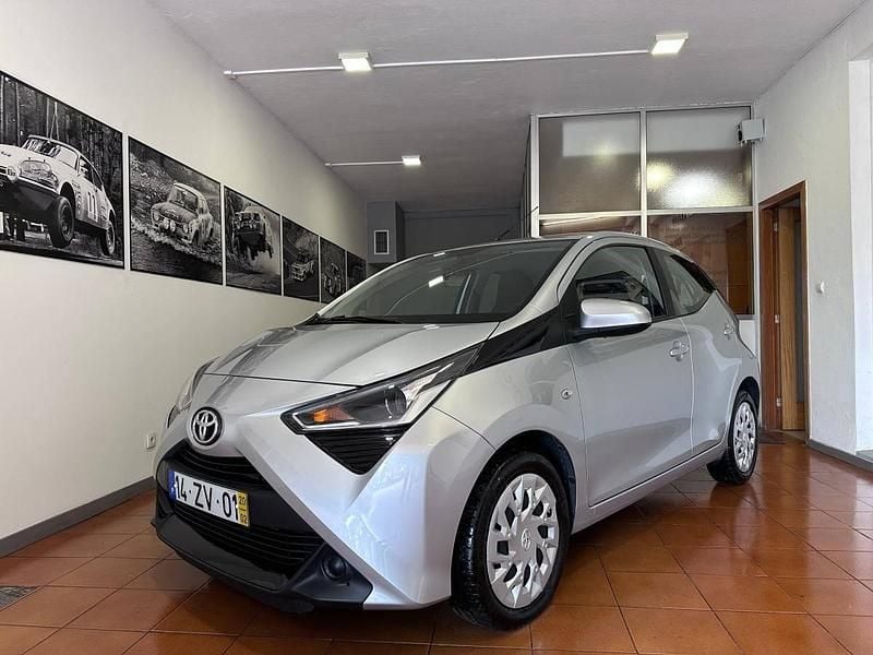 Cinza Usado 2020 Toyota Aygo X-play Citadino | € 12.600 (Preço justo) - Imagem 1/4