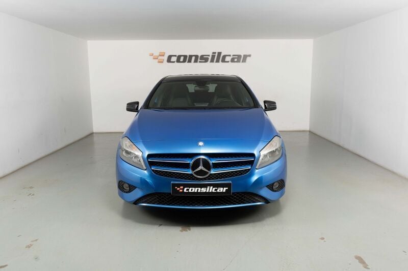 Azul Usado 2014 Mercedes A180 Urban Citadino | € 13.980 (Bom preço) - Imagem 1/4