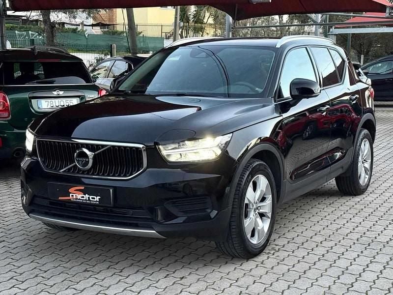 Preto Usado 2021 Volvo XC40 Momentum SUV | € 25.850 (Preço justo) - Imagem 1/4