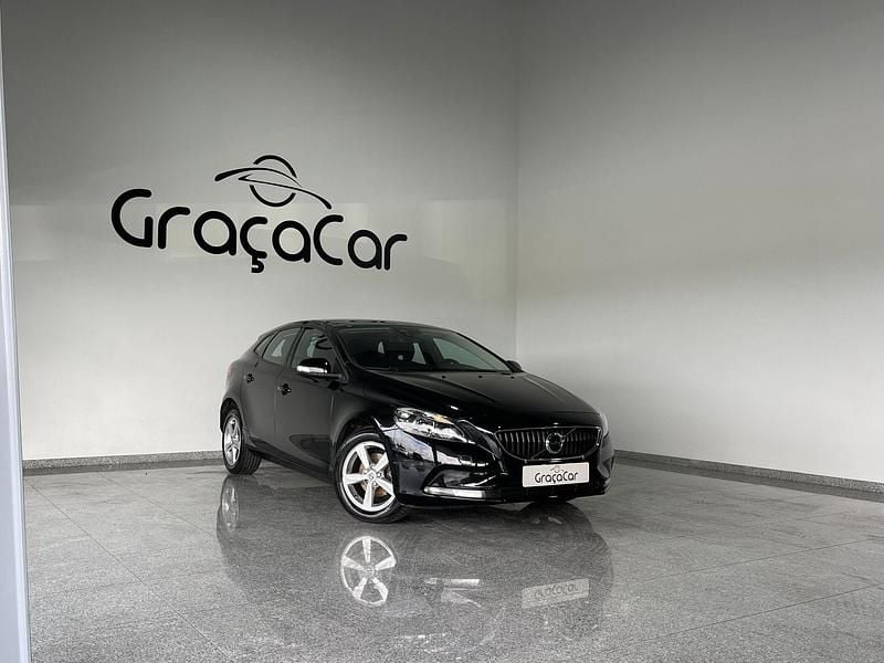 Preto Usado 2018 Volvo V40 Momentum Carrinha | € 15.900 (Preço justo) - Imagem 1/4