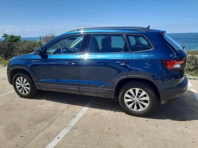 Azul Usado 2022 Skoda Karoq SUV | € 23.500 - Imagem 1/4