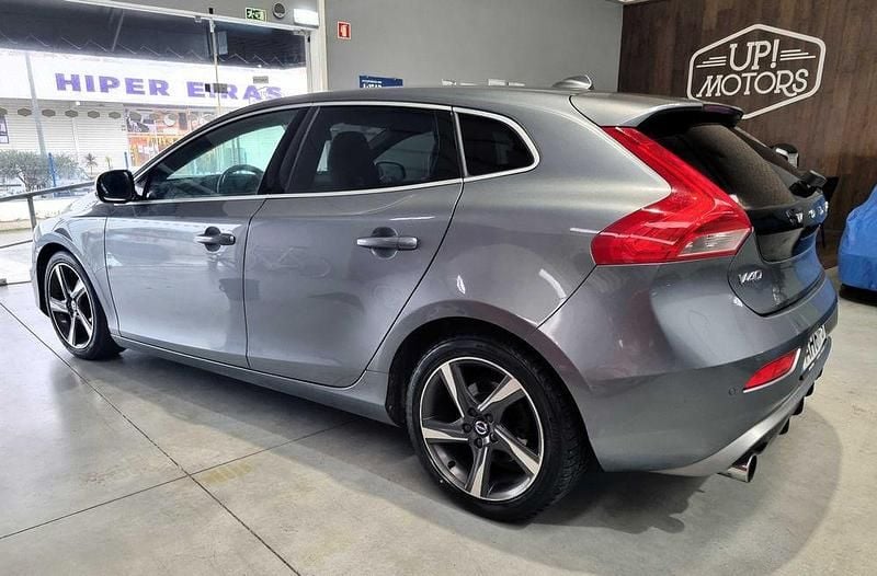 Usado Volvo V40 R-Design 115 HP (84 kW) 2015 Sedan