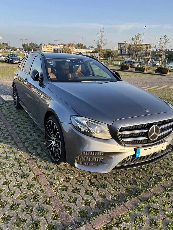 Cinzento Usado 2019 Mercedes E300 Carrinha | € 32.000 (Preço justo) - Imagem 1/4