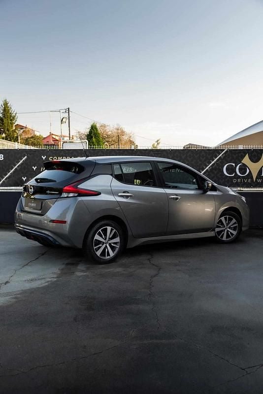 Usado Nissan Leaf 110 kW (150 HP) 2022 Cinzento Citadino