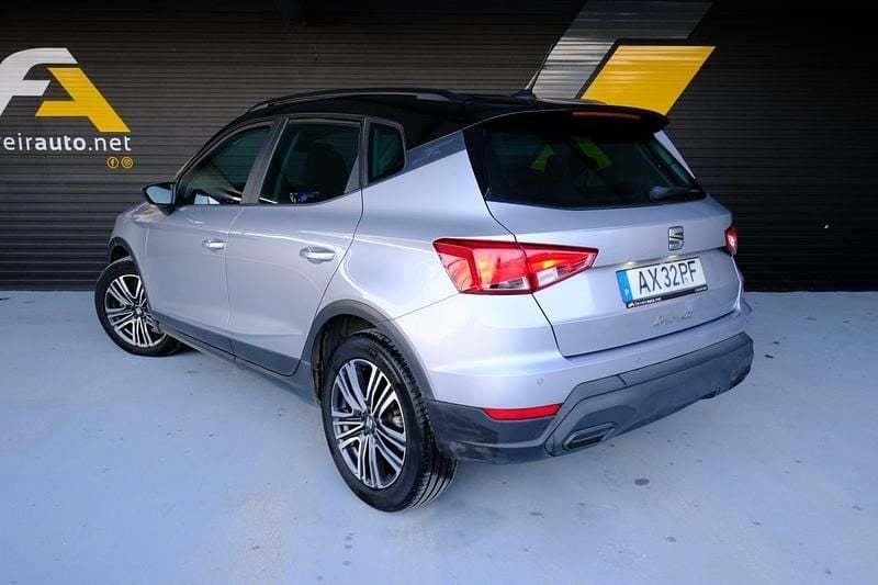 Usado Seat Arona Style 110 HP (80 kW) 2023 Cinza SUV