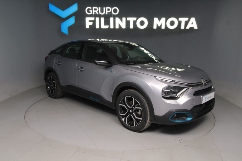 Cinzento Usado 2024 Citroën e-C4 Feel Sedan | € 26.940 (Preço justo) - Imagem 1/1