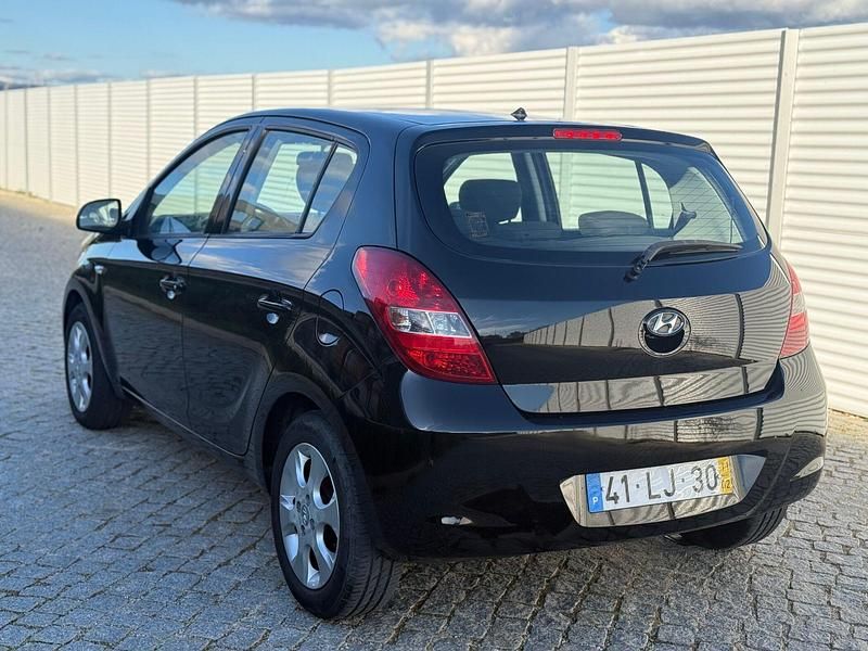 Usado Hyundai i20 Comfort 78 HP (57 kW) 2011 Preto