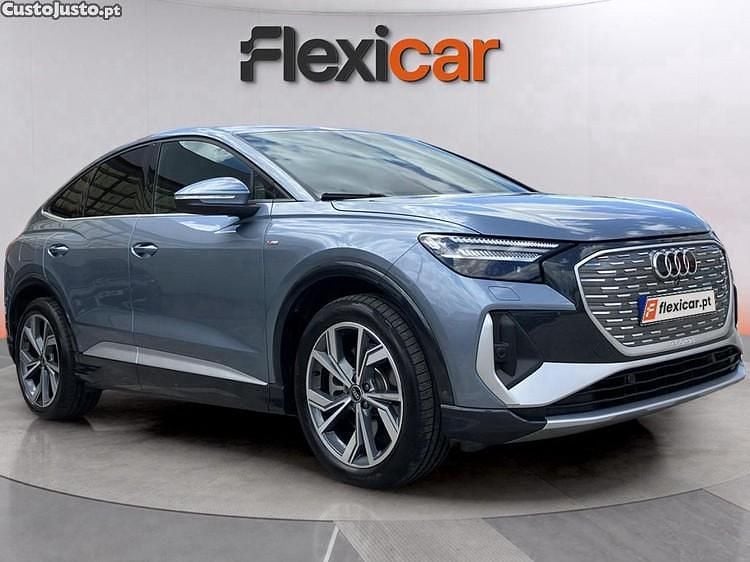 Azul Usado 2024 Audi Q4 Sportback e-tron SUV | € 49.990 - Imagem 1/1