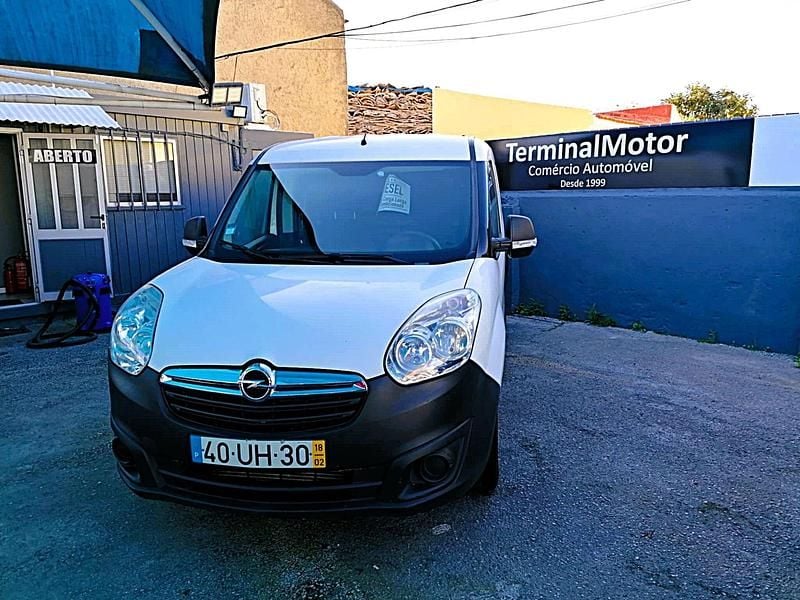 Branco Usado 2018 Opel Combo S Monovolume | € 12.500 - Imagem 1/4