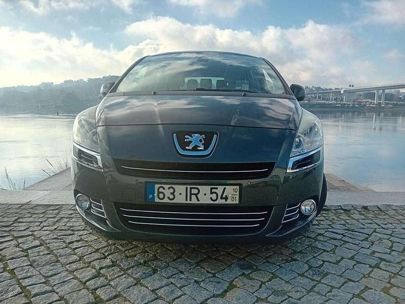 Usado Peugeot 5008 112 HP (82 kW) 2010 Cinzento Monovolume