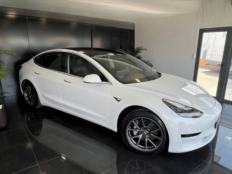 Branco Usado 2019 Tesla Model 3 Sedan | € 20.400 (Bom preço) - Imagem 1/4