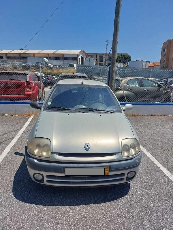 Cinzento Usado 2000 Renault Clio II Citadino | € 1.550 - Imagem 1/4