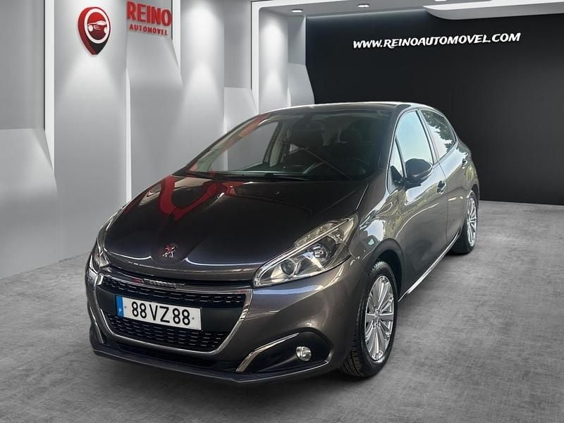 Cinza Usado 2019 Peugeot 208 Allure Citadino | € 10.900 (Preço justo) - Imagem 1/4