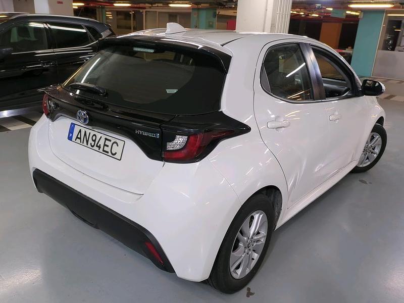 Usado Toyota Yaris Hybrid Comfort 115 HP (84 kW) 2021 Branco