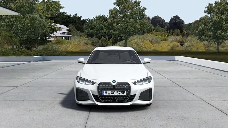 Usado BMW i4 250 kW (340 HP) 2022 Branco mineral metalizada Sedan