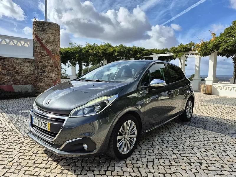 Cinzento Usado 2017 Peugeot 208 Style Citadino | € 11.900 (Preço justo) - Imagem 1/4