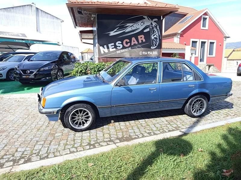 Usado Opel Rekord 75 HP (55 kW) 1980 Azul Sedan