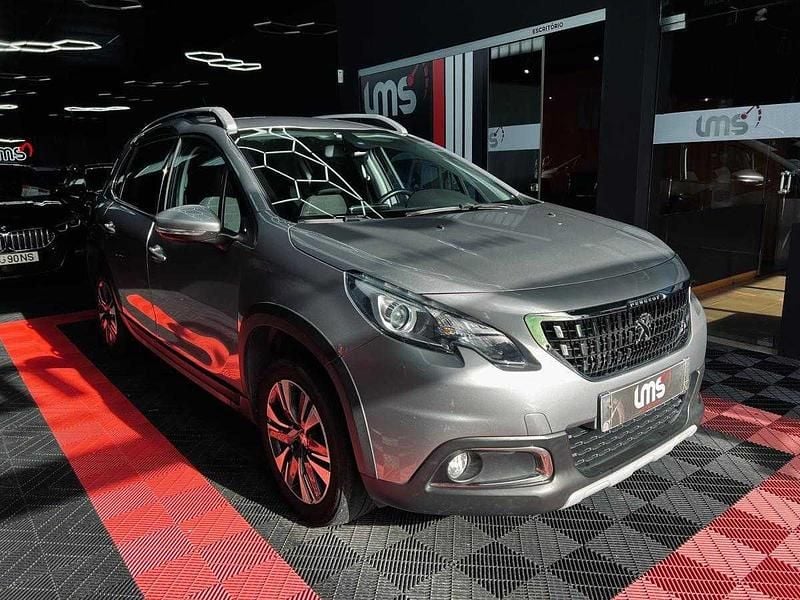 Usado Peugeot 2008 83 HP (61 kW) 2018 Cinzento SUV