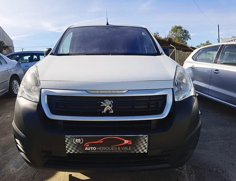 Branco Usado 2018 Peugeot Partner Premium Monovolume | € 10.250 (Preço justo) - Imagem 1/4