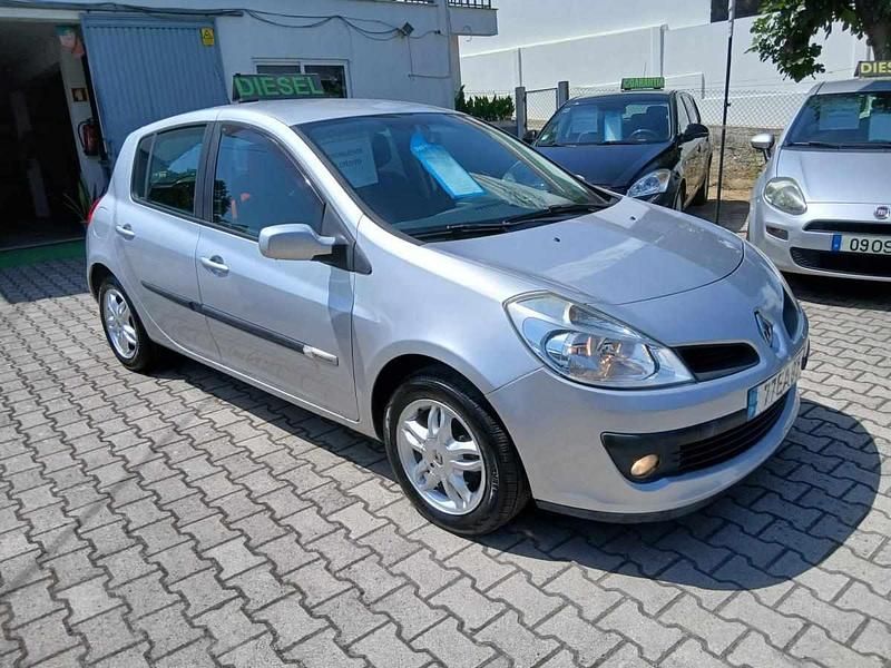 Cinzento Usado 2007 Renault Clio II Citadino | € 5.850 (Caro) - Imagem 1/4