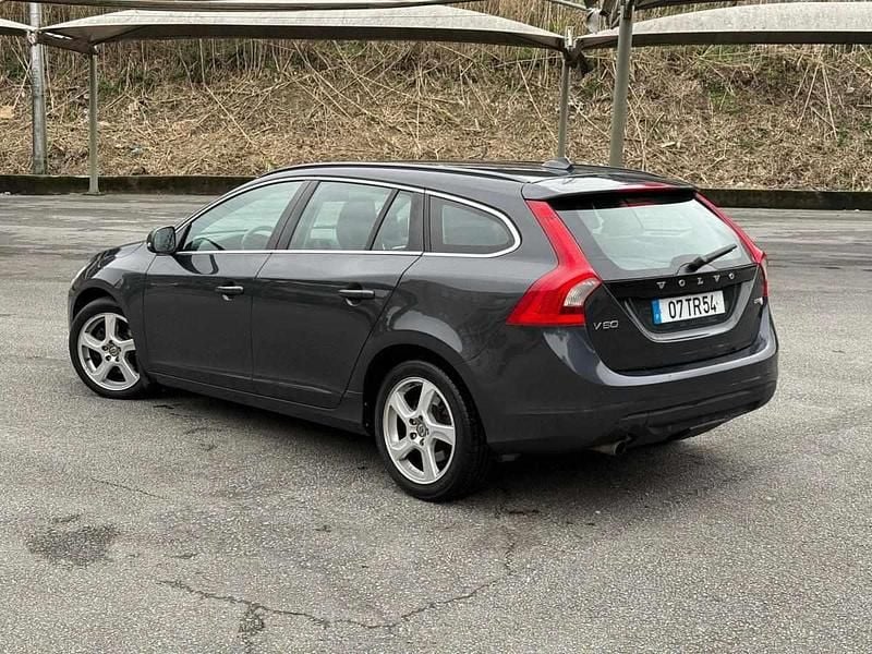 Usado Volvo V60 Momentum 115 HP (84 kW) 2012 Preto Carrinha