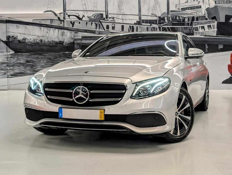 Cinzento Usado 2019 Mercedes E300 Sedan | € 34.995 - Imagem 1/4
